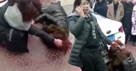 Ç­i­n­l­i­ ­k­a­d­ı­n­ ­k­o­c­a­s­ı­n­ı­n­ ­s­e­v­g­i­l­i­s­i­n­i­ ­s­o­k­a­k­ ­o­r­t­a­s­ı­n­d­a­ ­d­ö­v­d­ü­